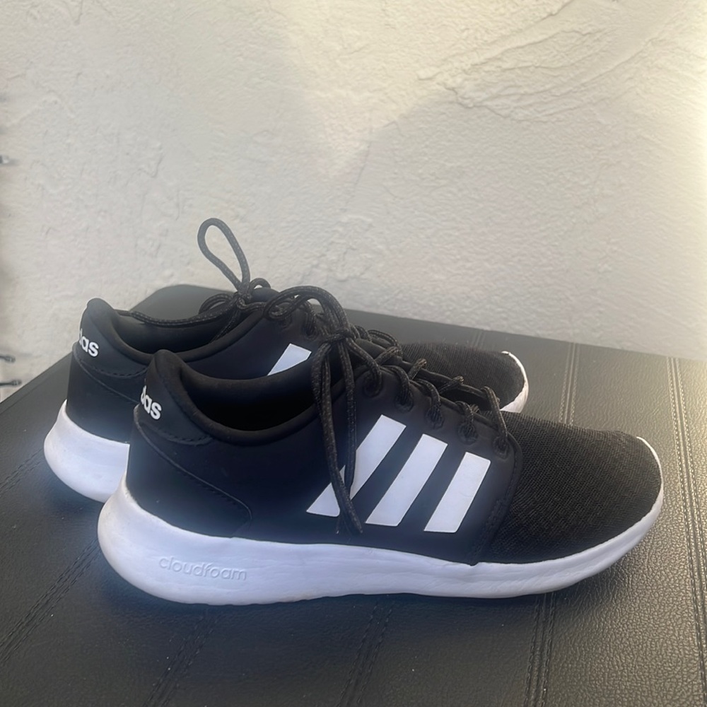 Adidas women’s sneaker, super lightweight, memory foam insole, size 7